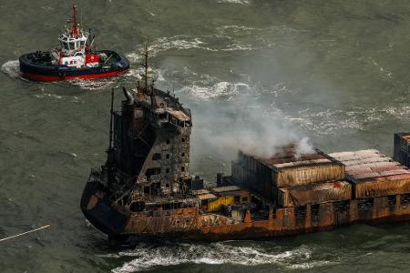 Rauch auf dem Frachtschiff 