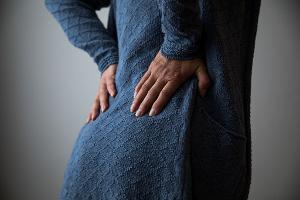 Rückenschmerzen während der Periode: Was hilft?
