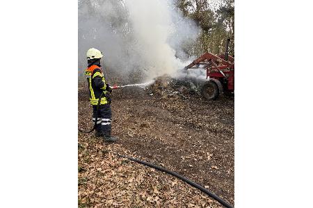 Die Feuerwehr bei den Löscharbeiten Die Feuerwehr bei den Löscharbeiten