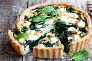 Frühlingsbote auf dem Teller: Knusprige Spinat-Quiche mit Pinienkernen