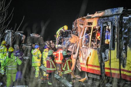 Bis in die Nacht arbeiteten die Einsatzkräfte an der Unfallstelle. 