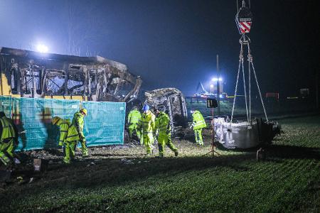 Sachverständige sollen helfen, den Unfallhergang an einem unbeschrankten Bahnübergang zu klären. 
