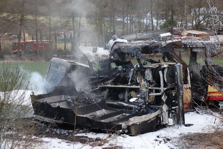Das Feuer hat die Fahrzeuge zerstört.