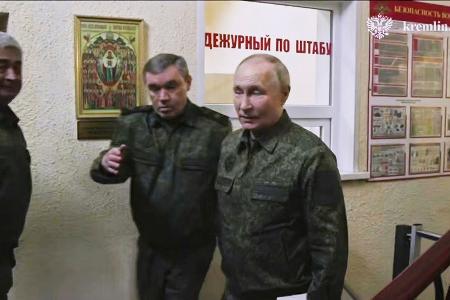 Generalstabschef Gerassimow berichtet seinem Oberbefehlshaber, dass die letzten ukrainischen Truppen im Gebiet Kursk eingekesselt seien.