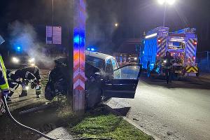 PKW kollidiert mit Stahlpfeiler