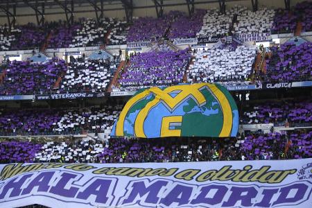 Primera División: Real - Atlético - Vor dem 212. Madrilener Stadtderby werden die Mannschaften von den Real-Fans im Bernabéu mit dieser imposanten Choreografie empfangen.