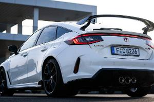 Sportler im Carbon-Fieber