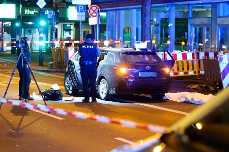 Ein Mann wurde von Unbekannten auf Rücksitz erschossen.
