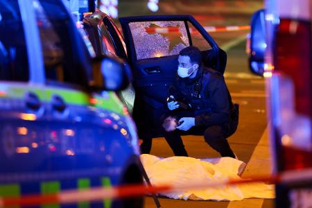 Ein Beamter der Polizei untersucht den Tatort. 