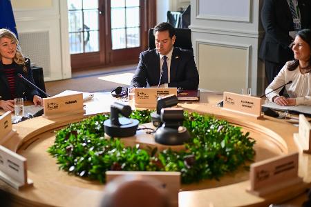 Die Minister nahmen an einem runden Tisch Platz.