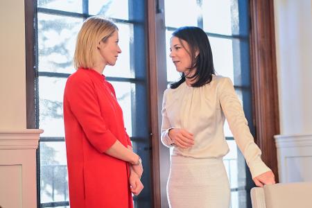 Demonstrative Solidarität mit Kanada: Außenministerin Annalena Baerbock (Grüne) und die EU-Außenbeauftragte Kaja Kallas (l) zeigen sich beim Treffen der G7-Außenministerinnen und -Minister in den Landesfarben des von US-Präsident Donald Trump attackierten Landes.