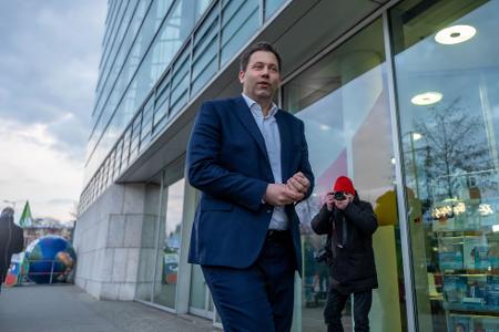 SPD-Chef Lars Klingbeil leitet zusammen mit der Co-Vorsitzenden Saskia Esken die Verhandlungen für die SPD. SPD-Chef Lars Klingbeil leitet zusammen mit der Co-Vorsitzenden Saskia Esken die Verhandlungen für die SPD.