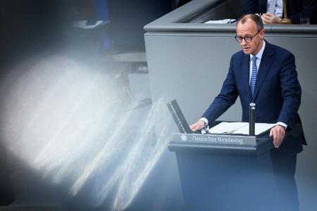 CDU-Chef Merz geht im Finanzstreit auf die Grünen zu.