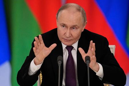 Russlands Präsident Putin hat eine Waffenruhe in der Ukraine an Bedingungen geknüpft.