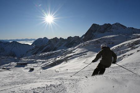 Wintersportler genießen in der sich dem Ende zuneigenden Saison Sonnenschein und blauen Himmel. (Archivbild)