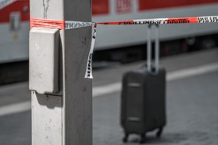 Symbolbild der Bundespolizei, alleinstehender Koffer in Bahnhof verursacht Einsatz der Bundespolizei Symbolbild der Bundespolizei, alleinstehender Koffer in Bahnhof verursacht Einsatz der Bundespolizei