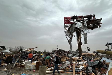 Ein schweres Unwetter hinterlässt im Ort Cave City in Arkansas Trümmer.