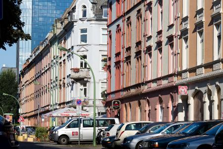 Union und SPD wollen dafür sorgen, dass Vermieter sich besser an die Mietpreisbremse halten, also beim Umzug in eine beliebte Wohngegend nicht zu viel Miete verlangen. Dafür erwägen sie Bußgelder bei Verstößen.