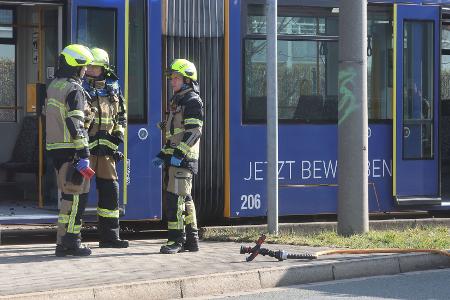 In einer Straßenbahn in Gera wurde eine Frau mit einer brennbaren Flüssigkeit übergossen und angezündet.