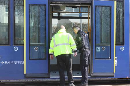 Nach einem Brandanschlag auf eine Frau ermittelt die Polizei in alle Richtungen.