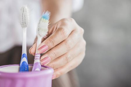 Keimschleuder im Bad? So bleibt die Zahnbürste sauber und hygienisch