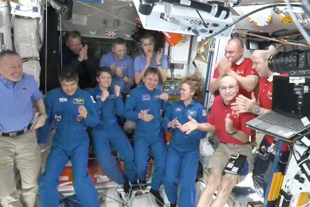 Das Standbild aus einem Video der Nasa zeigt, wie sich die Astronauten begrüßen.