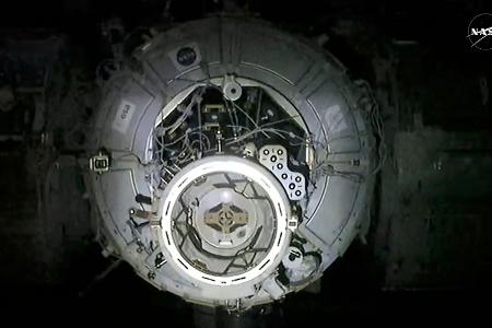 Die Crew der ISS bereitete das Andocken der SpaceX-Kapsel vor.