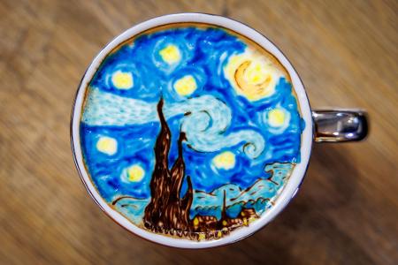 Kunst im Kaffee: Der Milchschaum verwandelt sich in ein berühmtes Werk des Malers Vincent van Gogh. Kunst im Kaffee: Der Milchschaum verwandelt sich in ein berühmtes Werk des Malers Vincent van Gogh.