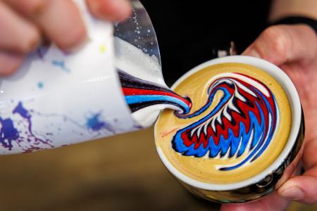 Herz im Milchschaum? Lieber ein buntes Muster.