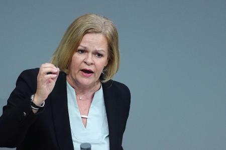 Bundesinnenministerin Nancy Faeser nannte die Tat in Gera ein grauenhaftes Verbrechen und forderte stärkeren Schutz für Frauen. (Archivbild) 