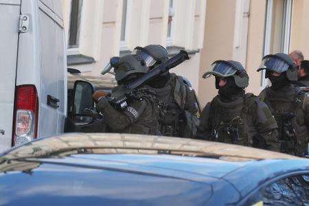 Polizisten eines Spezialeinsatzkommandos (SEK) sind in der Altstadt in Gera im Einsatz, der Mann wurde inzwischen festgenommen. 