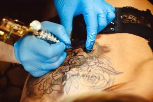 Gedenk-Tattoos: Tättowierungen aus der Asche verstorbener Haustiere