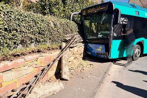 Linienbus fährt gegen Mauer: Drei Verletzte nach Unfall in Wolfsangerstraße; Polizei sucht Zeugen