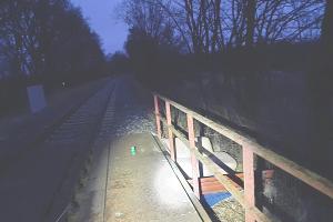 Lebensgefahr: Jugendliche bauen Sitzecke am Gleis