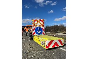 Vollsperrung - Glasflaschen verteilen sich auf der gesamten Fahrbahn
