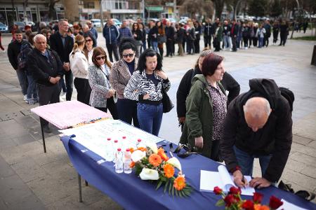 Nach der verheerenden Brandkatastrophe in der Diskothek in Kocani mit mindestens 59 Toten ist die Trauer in Nordmazedonien groß - die Menschen stehen Schlange, um sich in Kondolenzbücher einzutragen.