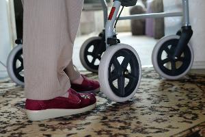 Nicht stürzen! So sind Pflegebedürftige sicherer unterwegs
