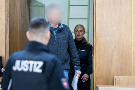 In einer Erklärung spricht der Angeklagte im Fall der mutmaßlichen Vergiftung zweier Kollegen von einem fatalen Fehler und einem folgenschweren Missgeschick. 