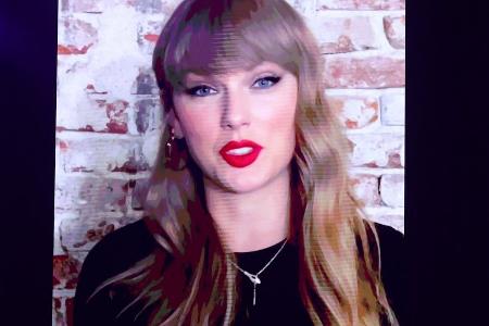 Auftritt von Taylor Swift: Darum jubeln die Fans über ihre Halskette Auftritt von Taylor Swift: Darum jubeln die Fans über ihre Halskette