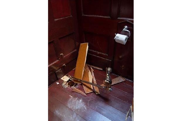 Innerhalb weniger Minuten rissen die Einbrecher die goldene Toilette heraus. (Archivbild)