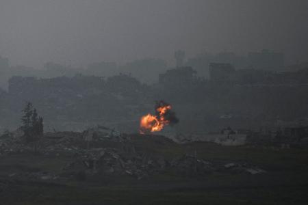 Eine Explosion im nördlichen Gazastreifen, vom Süden Israels aus gesehen.