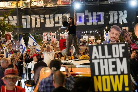Demonstranten fordern die Freilassung von Geiseln, die im Gazastreifen festgehalten werden.
