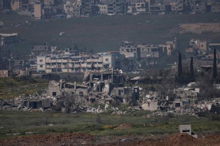 Zerstörte Gebäude im Gazastreifen von der Grenze zwischen Israel und Gaza aus gesehen. 