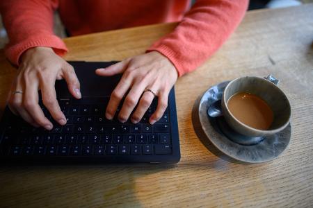 Stundenlang Arbeiten im Café: Das machen einige Gastronomen nicht mehr mit. 