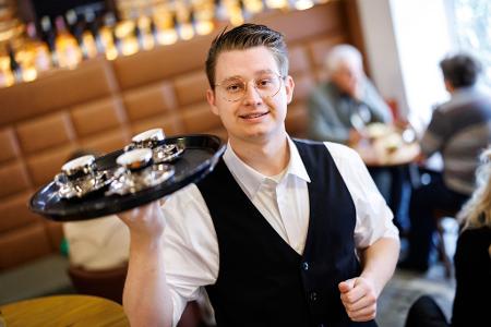 Er will mit seinen Gästen ins Gespräch kommen: Vincenzo Bozzato von der Café-Bar 8tto Grammi in Bayreuth. 