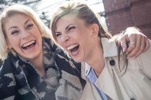 Stressbremse Humor: So macht Lachen den Kopf frei