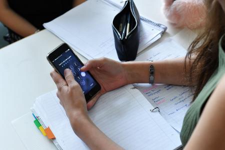 Das Smartphone als ständiger Begleiter und permanente Ablenkung - in der Schule wird das zum Problem. (Archivbild)