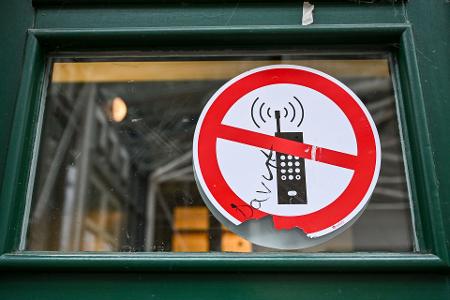 In manchen Schulen sind Handys bereits verboten. (Archivbild)
