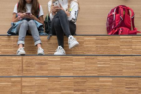 Für viele Schülerinnen und Schüler sind Smartphones aus dem Alltag kaum wegzudenken. (Archivbild)