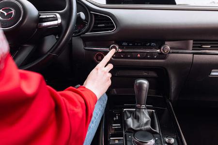 Mazda CX-30 E-Skyactiv X, Cockpit + Hand